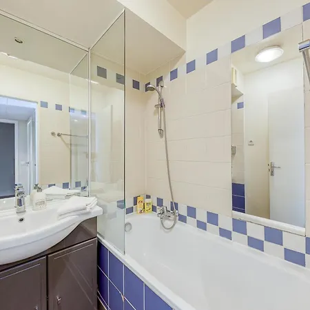 7 Min Walk Metro Line 1-la Defense Charras Appartement